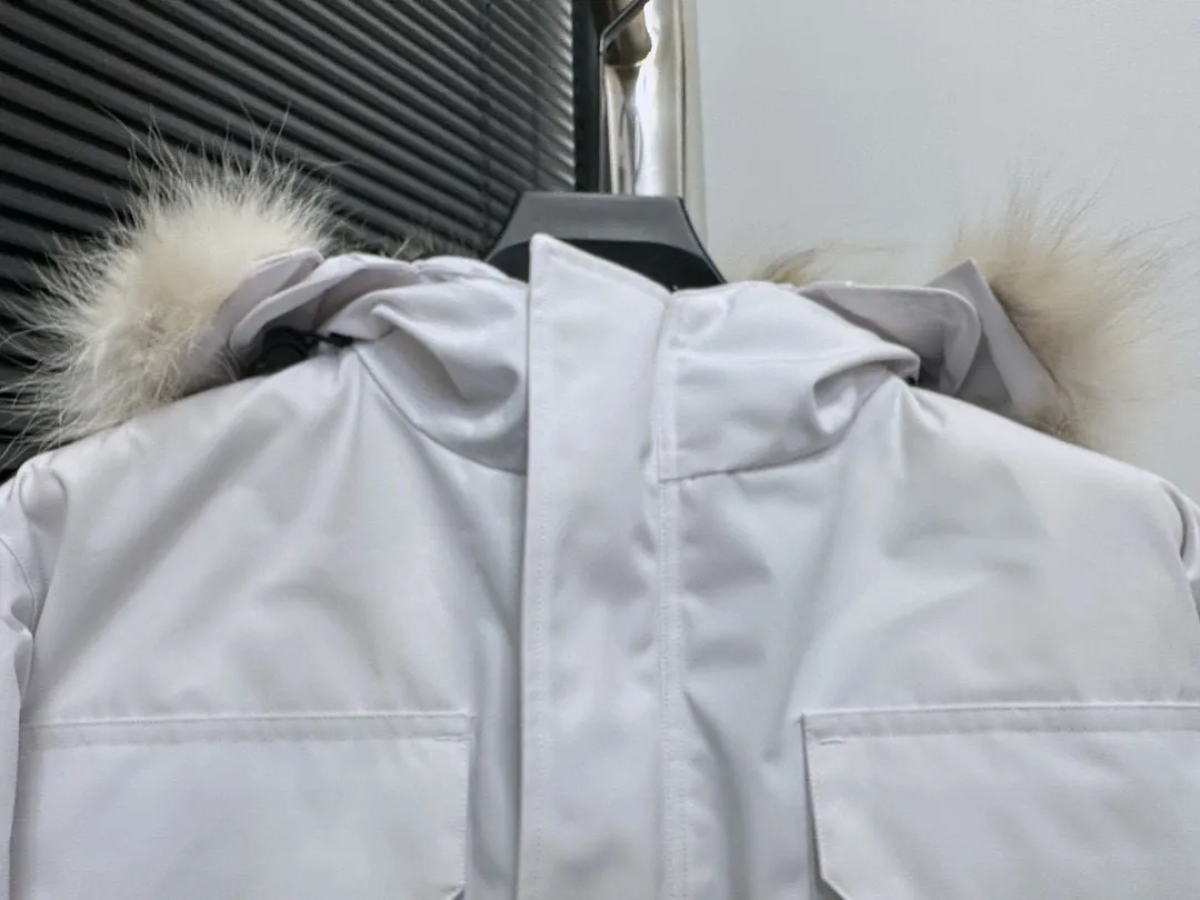 P780 Top Purchasing Version Dabai (Wolf Hair Optional) 🇨🇦CANADA GOOES 24 new models 08 models/couple models Factory direct supply: supplying global purchasing agents, micro-business, entities, Tmall, high-end stalls and studio cooperation, free shipping! Canada Goose Expedition Parka 2008 is the same style for men and women. It is mid-length and the most timeless classic. All Arctic and Antarctic scientific expedition teams choose Canada Goose as their cold-proof equipment. It is the Rolls-Royce of down jackets. ➖ Industry-leading anti-counterfeiting chip sensing. ➖ Imported Behringer embroidery machines and customized embroidery labels, the highest level and industry leading. ➖ Imported Korean 21-count polyester-cotton blended original fabric, TC85 waterproof coated fabric, water-repellent, windproof and wear-resistant. ➖ The new national standard 80 white duck down is filled with an average of 520 grams of down. The amount of down filled is industry-leading. ➖ 100% nylon lining with double double-layer sealing design to prevent velvet running, and seamless thread design on the cuffs! ➖ Western Canadian Green Wolf Collar. ➖ Yoshida YKK provides original factory-customized electroplated sliders. YKK two-way lockable zippers are tight and smooth and do not peel off paint. ➖ 3M composite Velcro is durable and the accessories and hardware are all custom-made. Note: Our copywriting is only simple and clear. Instead of bragging about the copywriting, it is better to compare and understand with samples. Only for the purest goose, the most dedicated, the most professional, the highest quality, the highest cost performance!  Size:XS-XXL